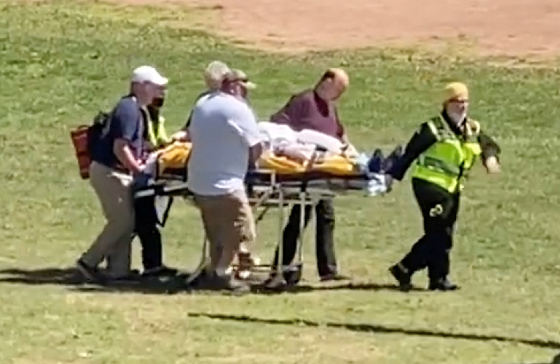 Rushdie es llevado en una camilla a un helicóptero después del ataque. Posteriormente pasó seis semanas en el hospital