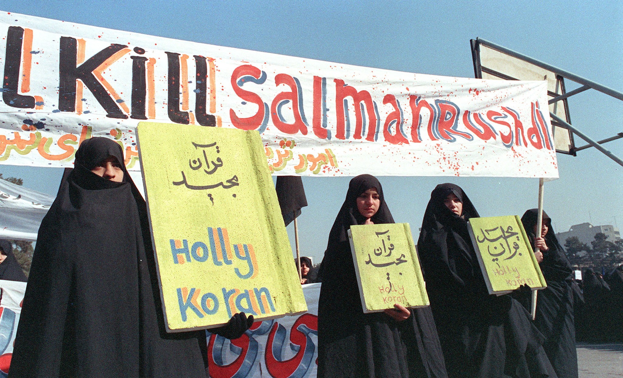 Mujeres iraníes en una manifestación contra Rushdie en Teherán, febrero de 1989